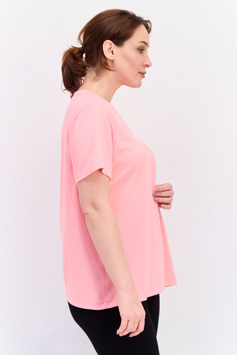 Nike تي شيرت تدريب قصير الأكمام للنساء بشعار العلامة التجارية دري فيت، وردي - Image 2